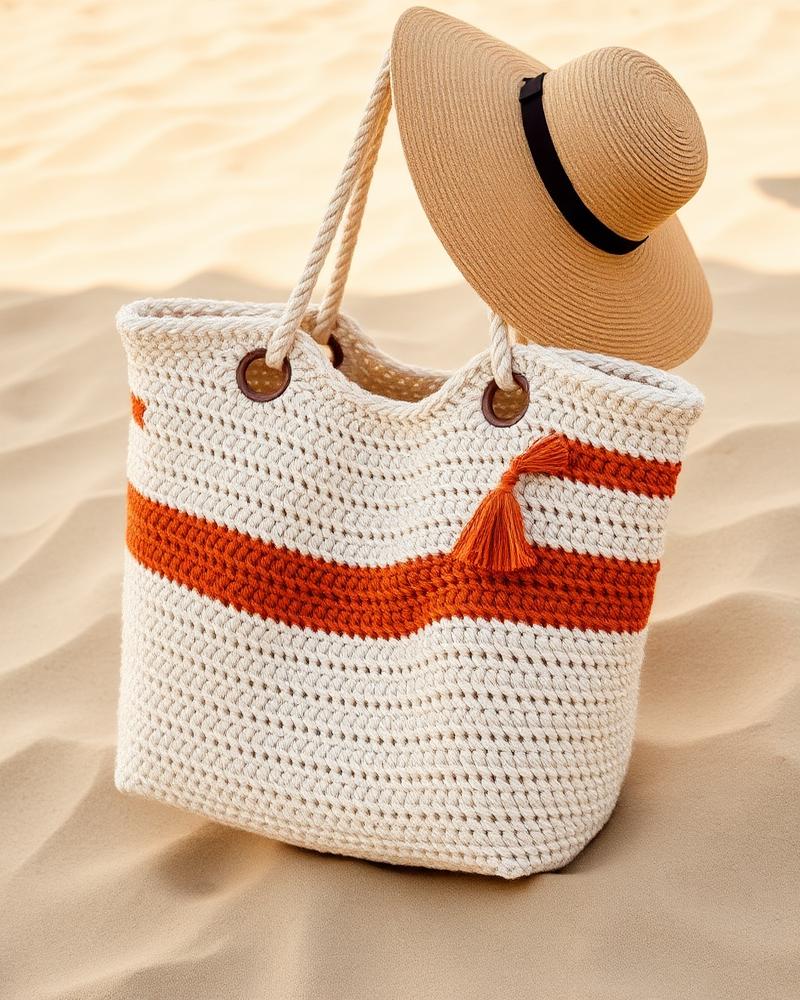Bolsa de praia em crochê cru com faixa terracota e chapéu de palha
